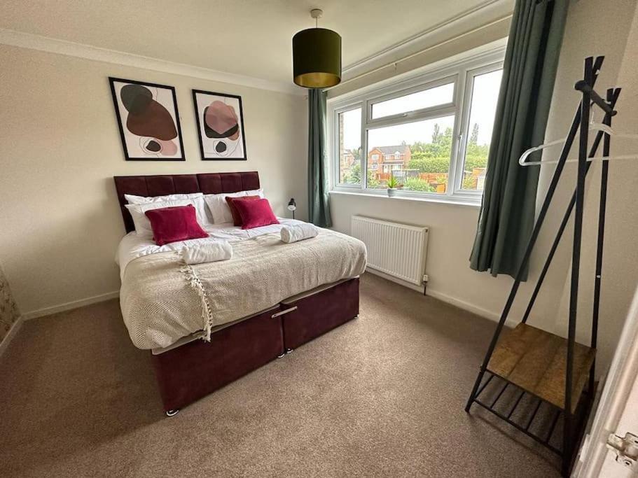 Tennyson House - 3 Bedroom House For Families, Business Travellers, Contractors, Free Parking & Wifi, Nice Garden Royal Wootton Bassett Extérieur photo